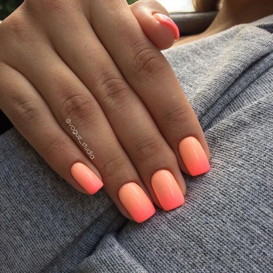 Pomarańczowe ombre na paznokciach