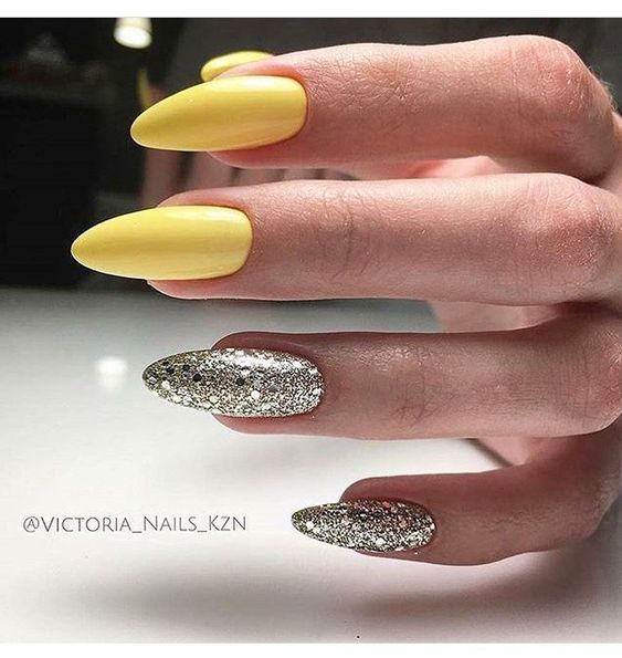 Żółte paznokcie z brokatem