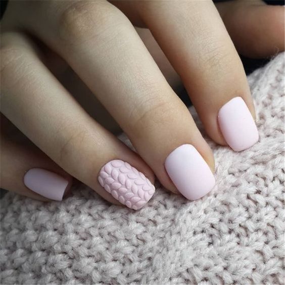 Delikatne sweterki na paznokciach