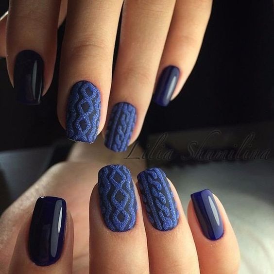 Granatowe sweterki na paznokciach