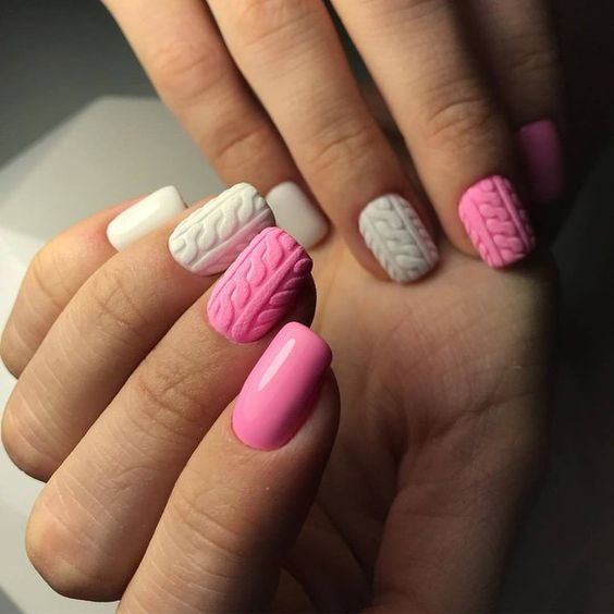 Różowe sweterkowe paznokcie