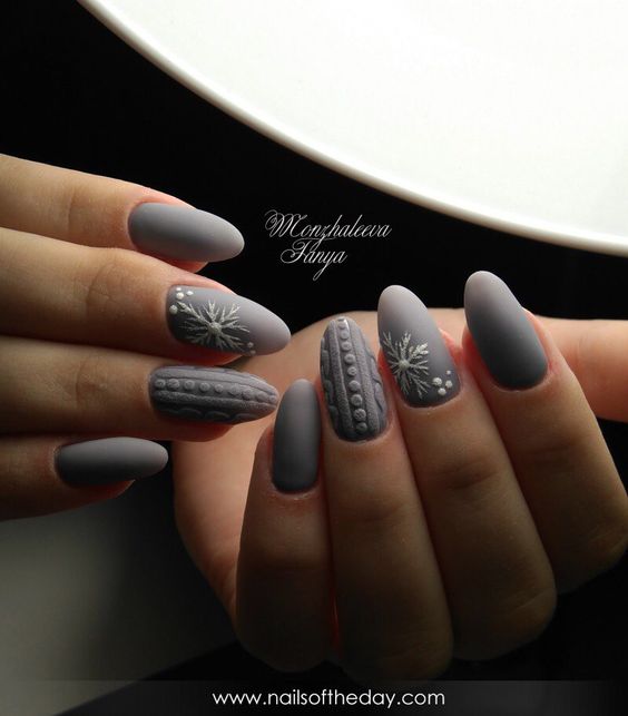 Szare sweterkowe paznokcie