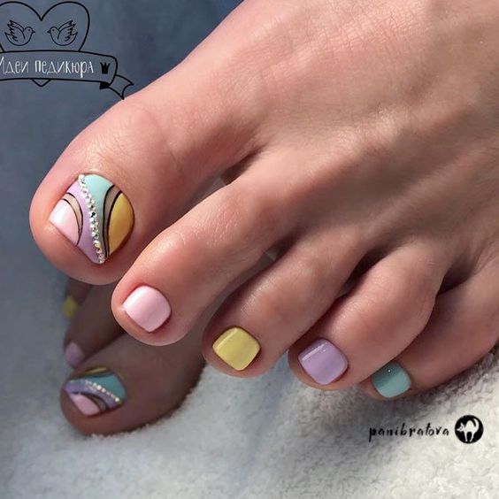 Kolorowe paznokcie u stóp