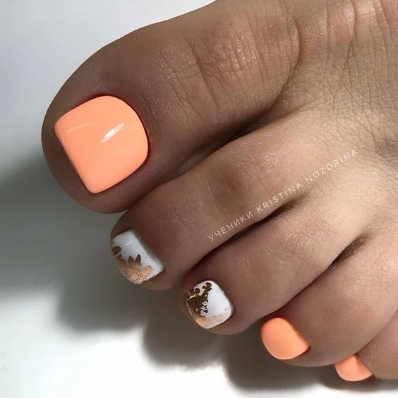 Pomarańczowe paznokcie u stóp