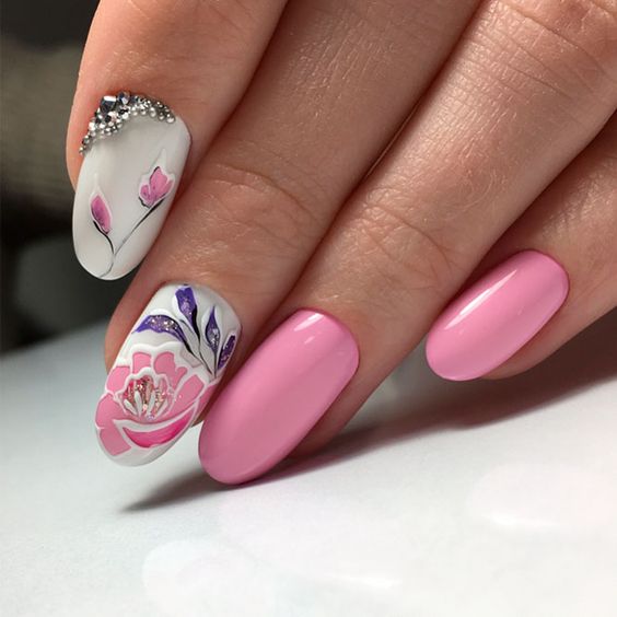Różowe paznokcie z kwiatami