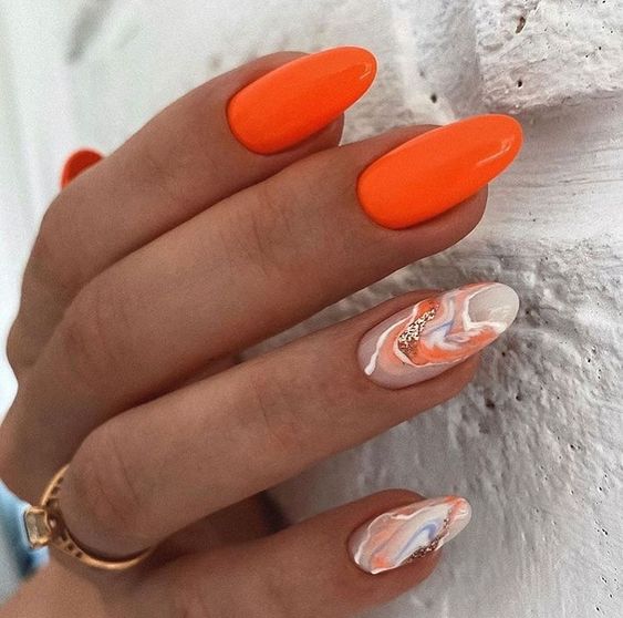 Pomarańczowe paznokcie w jaskrawych odcieniach