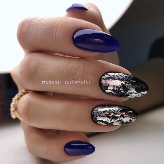 Granatowe paznokcie ze srebrną folią transferową