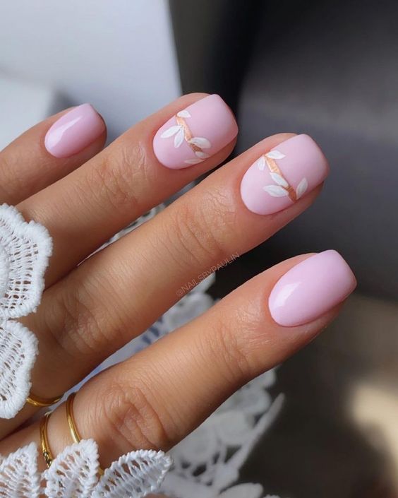 Manicure na wiosnę w kolorze różowym