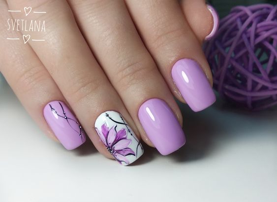 Fioletowe kwiatowe paznokcie