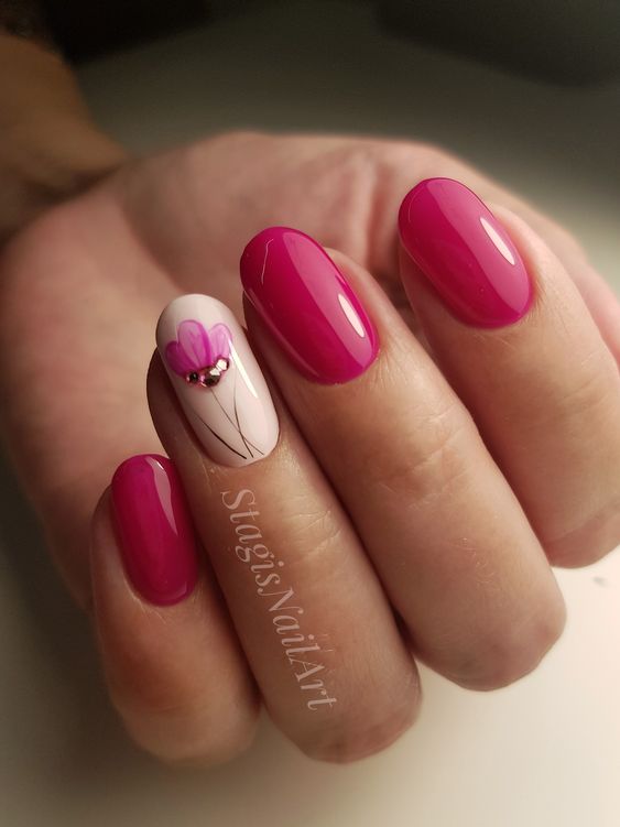 Kwiatowe paznokcie w kolorze różowym
