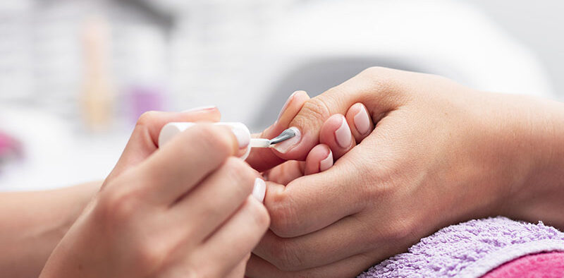 W jaki sposób przedłużyć trwałość lakieru do paznokci?