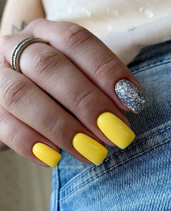 Letnie paznokcie w kolorze żółtym z brokatem