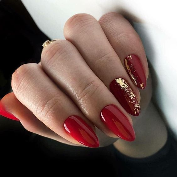 Czerwony manicure ze złotą folią transferową