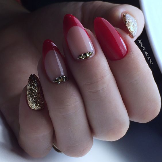 Czerwony manicure ze złotym brokatem