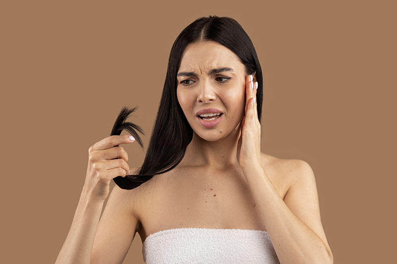 Jak skutecznie odbudować zniszczone włosy? Poznaj nasze rady