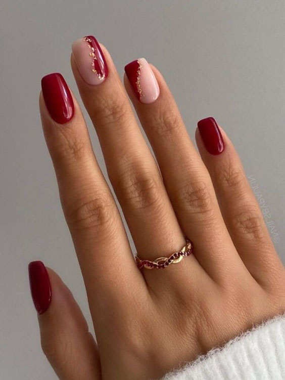 Ciemnoczerwone paznokcie ze złotymi ozdobami
